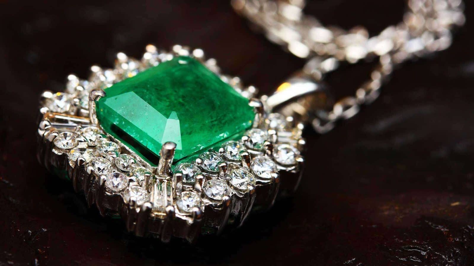 ما هو الإجراء للسفر بقطعة مجوهرات لعرضها في مزاد؟