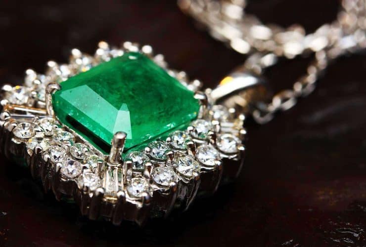 ما هو الإجراء للسفر بقطعة مجوهرات لعرضها في مزاد؟