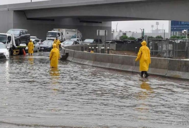 عبور الأودية والشعاب أثناء جريانه