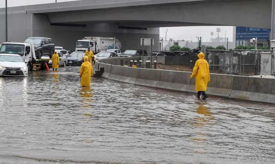 عبور الأودية والشعاب أثناء جريانه