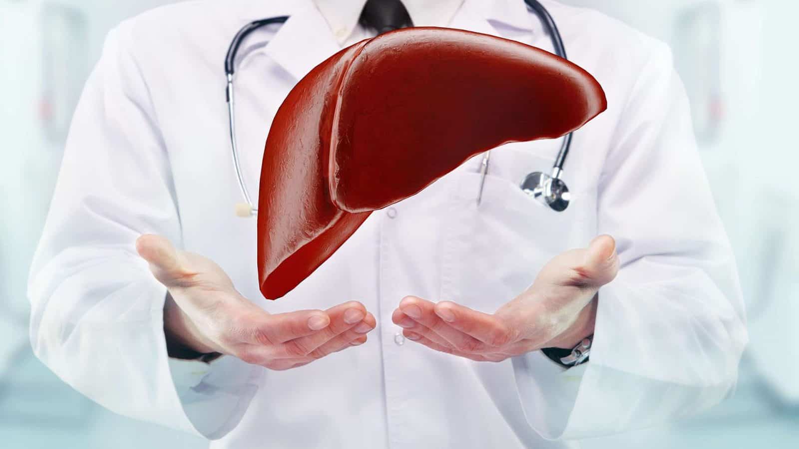 رحلة إنسانية بدأت من مكة وانتهت بالدمام.. حكاية أب تبرع بجزء من كبده لطفلته (فيديو)