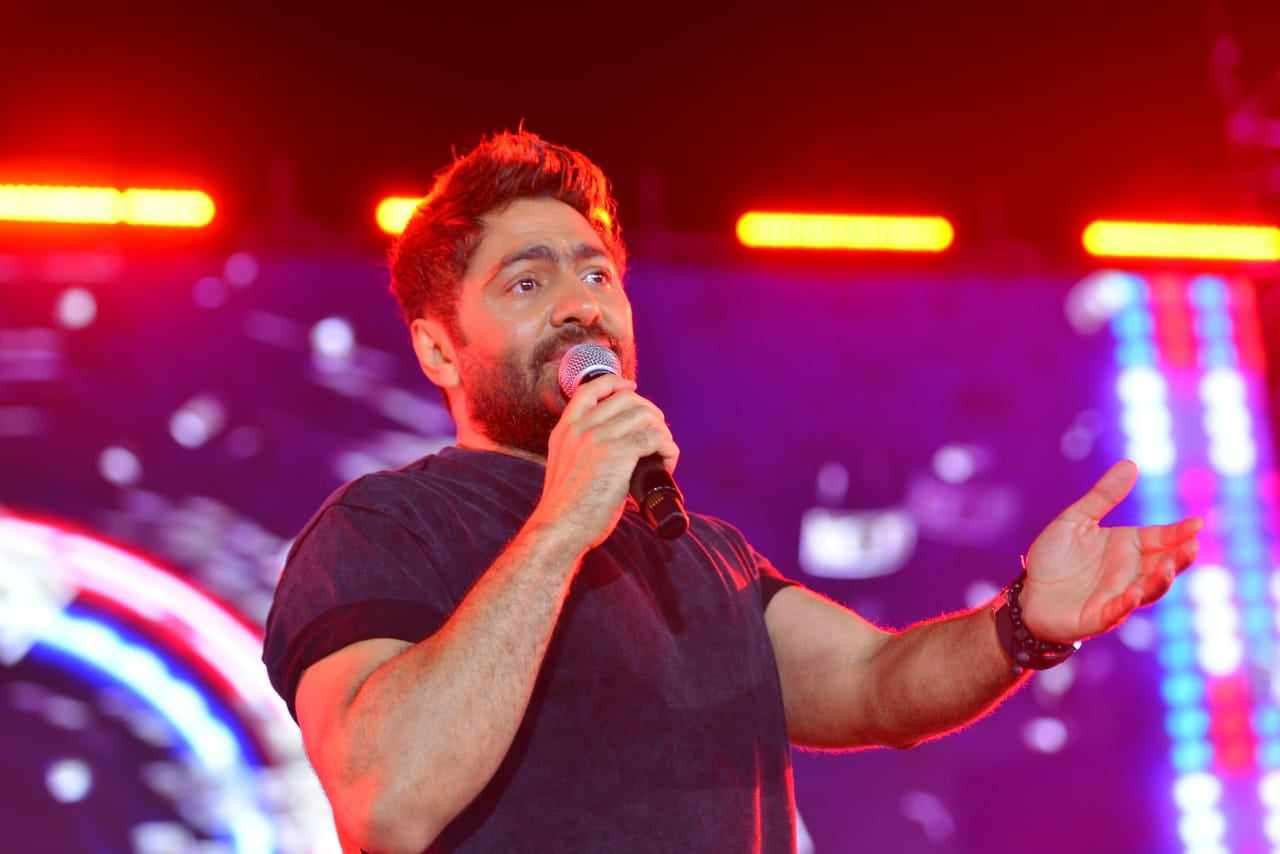 تامر حسني يشوق الجمهور بأغنيته الجديدة «موحشتكيش» ويكشف كواليس الفيديو كليب (فيديو)