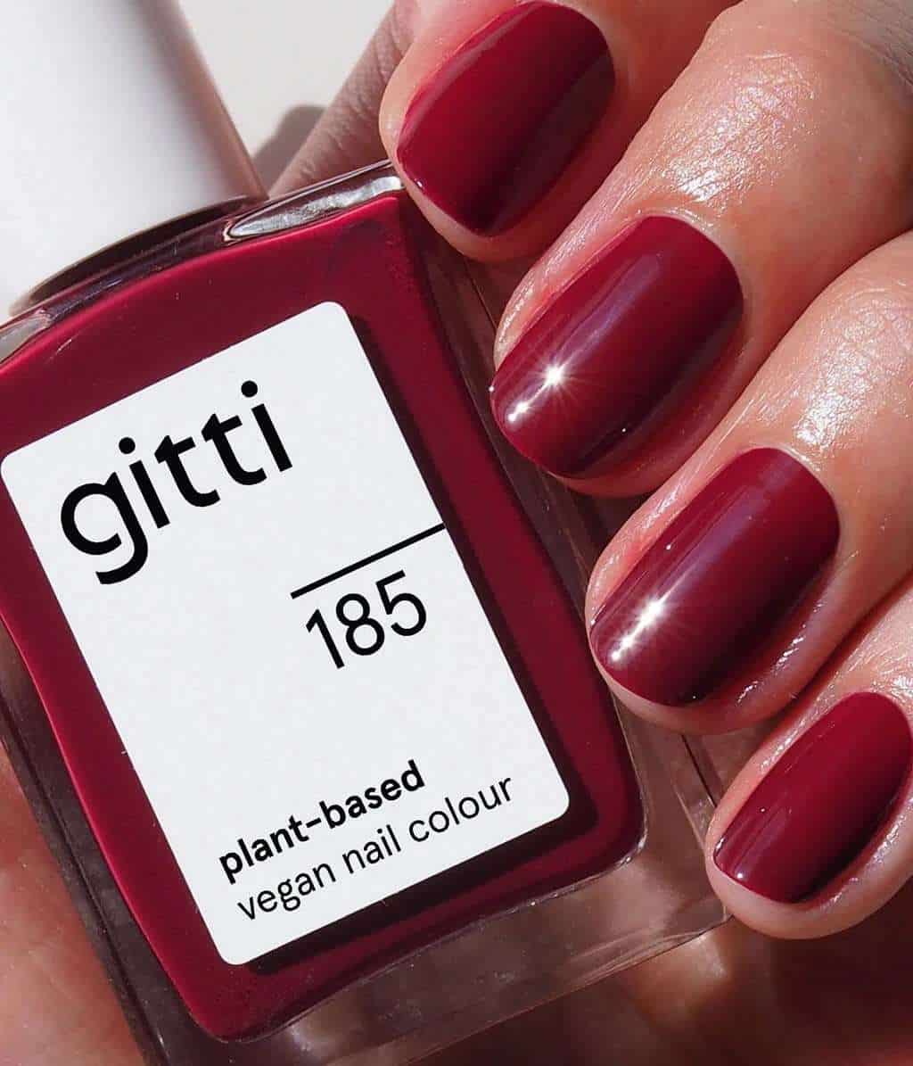 الألوان الداكنة تضفي على الأظافر طابعا شتويا دافئا