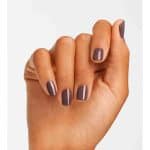 الألوان الداكنة تضفي على الأظافر طابعا شتويا دافئا