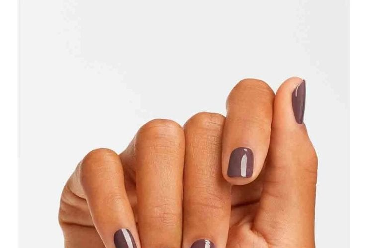 الألوان الداكنة تضفي على الأظافر طابعا شتويا دافئا