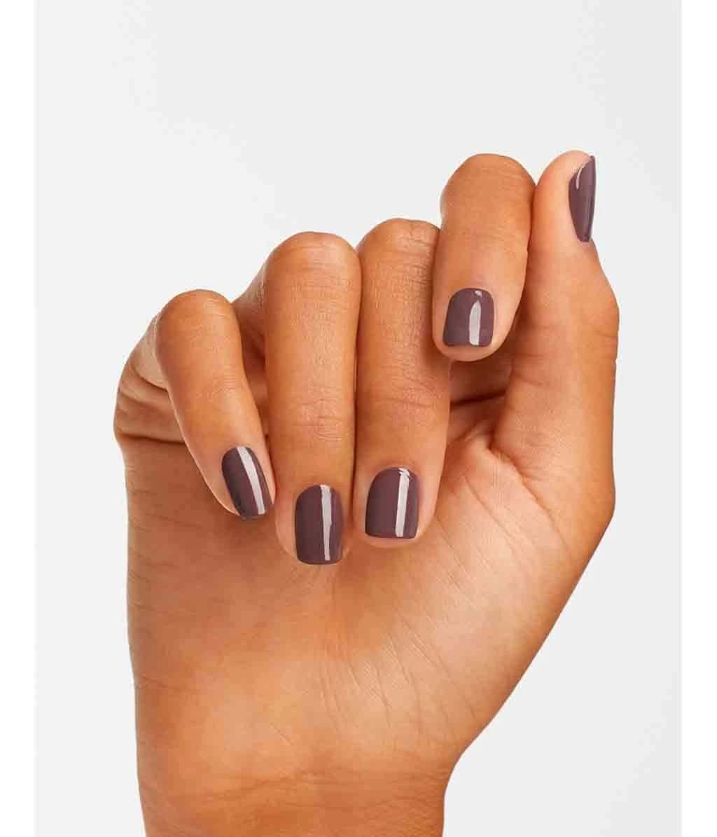 الألوان الداكنة تضفي على الأظافر طابعا شتويا دافئا