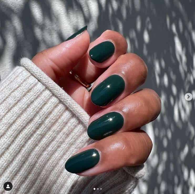 الألوان الداكنة تضفي على الأظافر طابعا شتويا دافئا