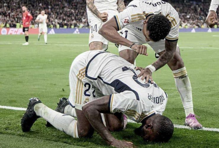 سجدة روديجير لاعب ريال مدريد على ملعب سانتياجو بيرنابيو