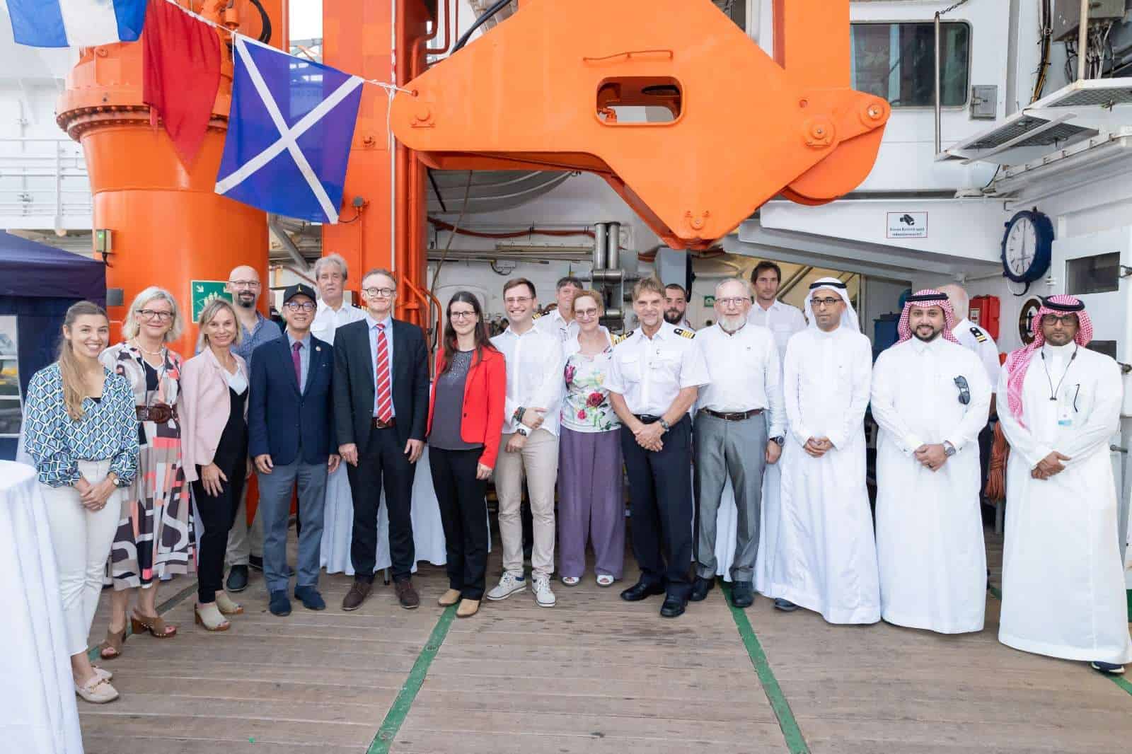 فريق علماء "كاوست" يكتشف أول فوهة مائية حرارية في البحر الأحمر