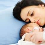 ما هي طريقة النوم الصحيحة بعد الولادة القيصرية؟.. وهذه أضرار النوم على البطن