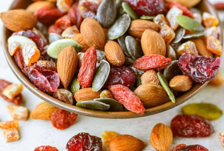 3 مكسرات يحذر من تناولها نيئة.. تحتوي على مواد سامة