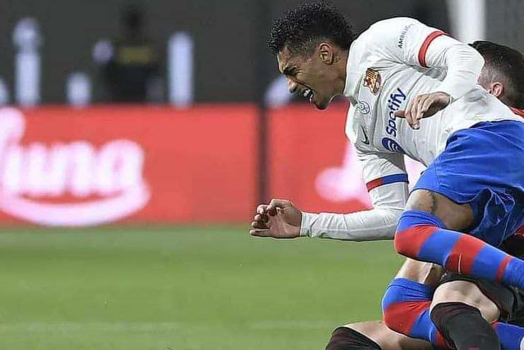 لحظة إصابة رافينيا لاعب برشلونة الإسباني