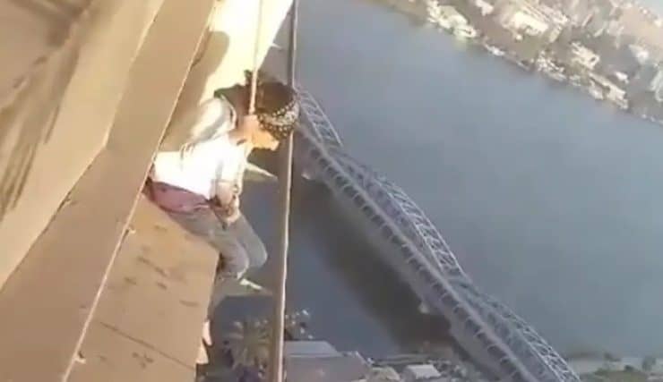 الفتاة أعلى الفندق