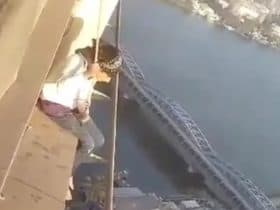 الفتاة أعلى الفندق