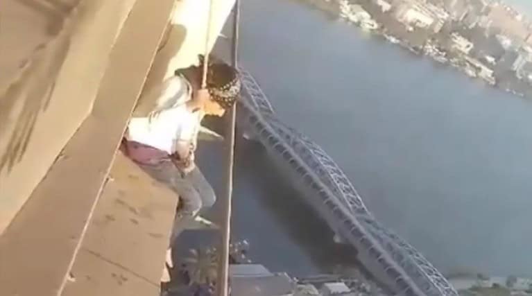 الفتاة أعلى الفندق
