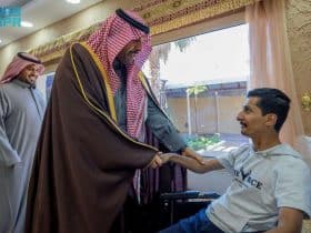 فيديو | أمير الحدود الشمالية يزور مواطن برفحاء أصيب بشلل رباعي ووجه بعلاجه