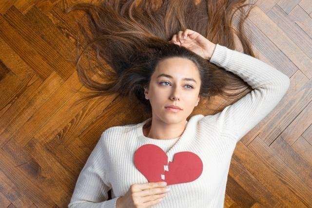 ما هي أعراض صدمة المرأة بعد الانفصال جسديًا ونفسيًا؟