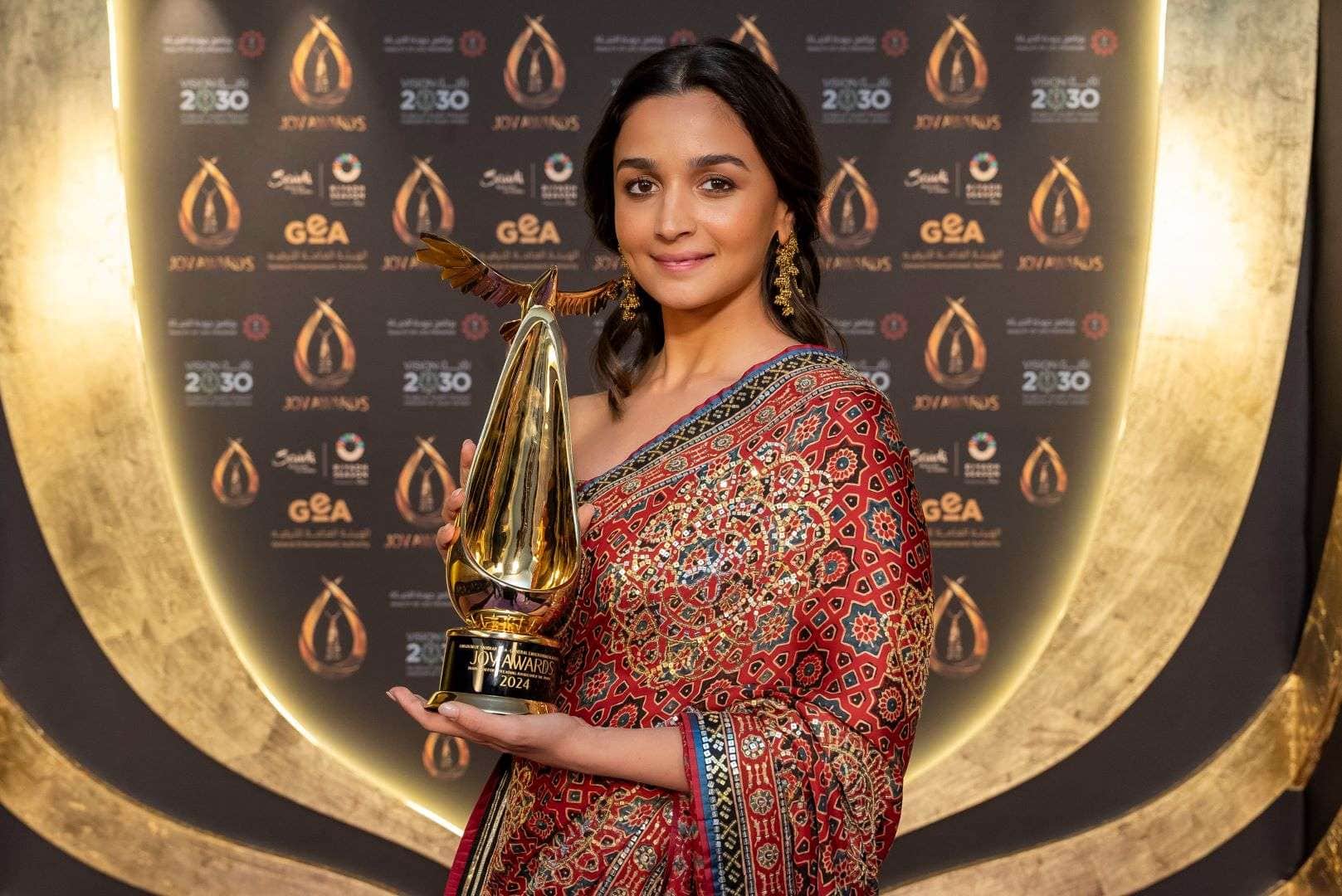 حدث استثنائي.. «Joy Awards 2024» يجمع سلمان خان وعليا بهات بأنتوني هوبكنز