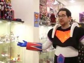 رجل سعودي مهوس بالكرتون