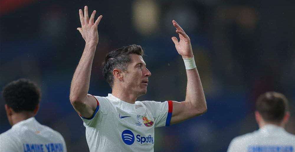 البولندي روبرت ليفاندوفسكي لاعب برشلونة الإسباني