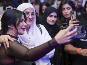 منى زكي في عرض فيلم رحلة 404 بجدة