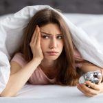 فتاة تعاني من قلة النوم