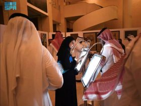 مشاركون في ملتقى جازان الشعري يشاهدون أعمال متناهية الصغر