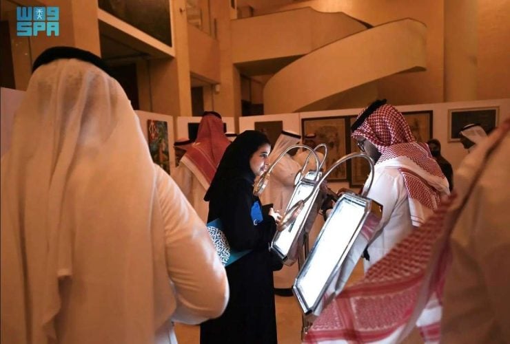 مشاركون في ملتقى جازان الشعري يشاهدون أعمال متناهية الصغر