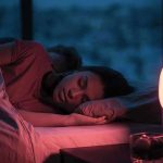 يزداد شعور الكثيرين بالنعاس والرغبة في النوم لساعات أطول خلال الشتاء - صورة تعبيرية