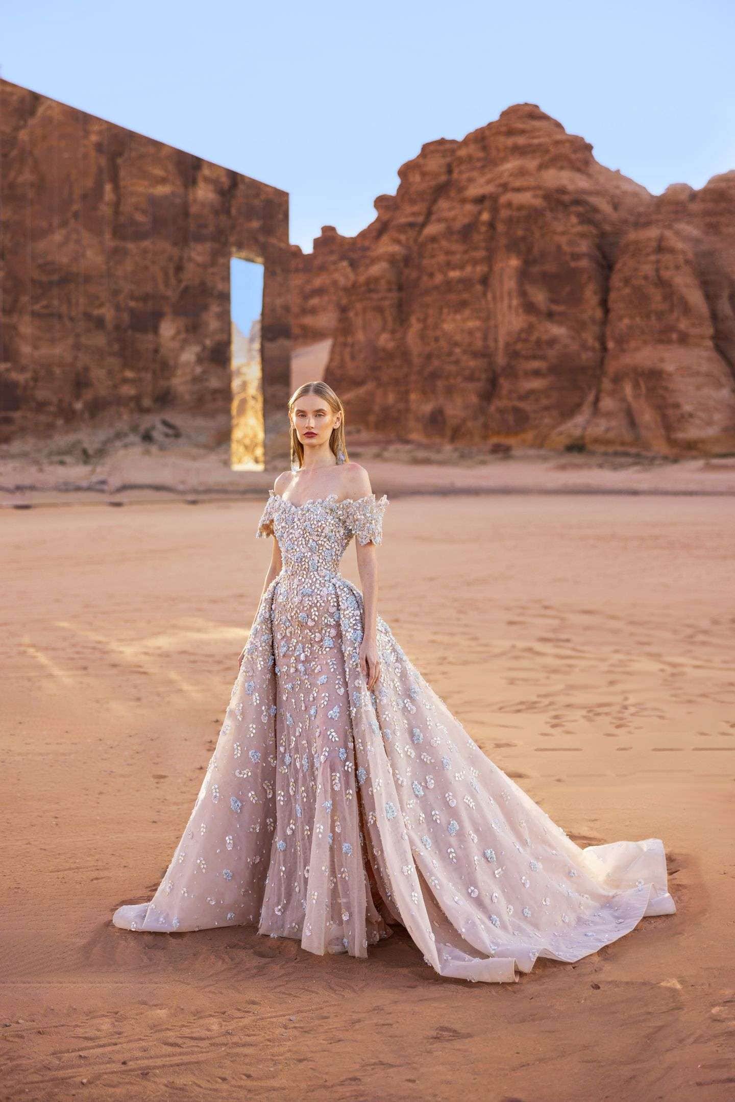 يمزج المصمم المبدع رامي قاضي بين إبداعه الفريد وجمال العُلا الأخّاذ، ليُقدم مجموعته من الأزياء الراقية لربيع وصيف 2024