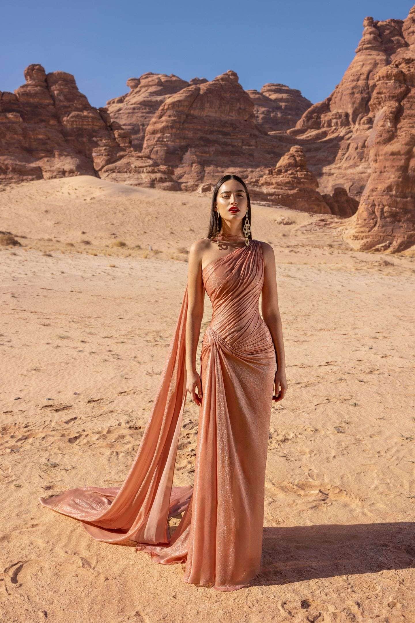 يمزج المصمم المبدع رامي قاضي بين إبداعه الفريد وجمال العُلا الأخّاذ، ليُقدم مجموعته من الأزياء الراقية لربيع وصيف 2024