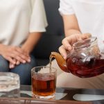 ما العلاقة بين شرب الشاي و الشعور بالعطش؟