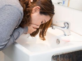 فتاة تعاني من تقيؤ الدم