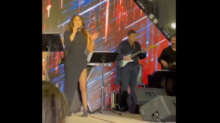 إليسا حافية القدمين