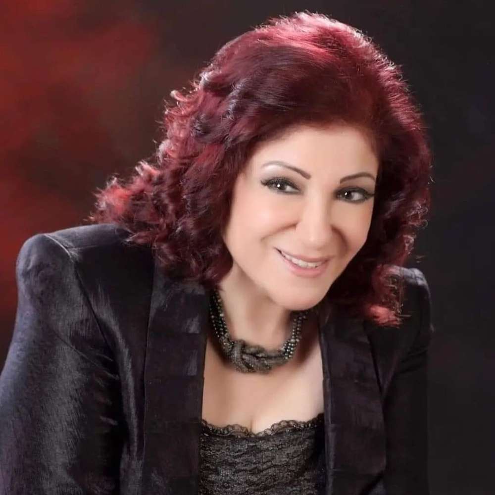 الفنانة السورية ثناء دبسي