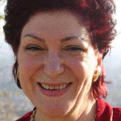 الفنانة السورية ثناء دبسي