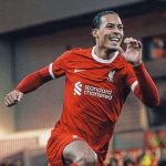 فان دايك لاعب نادي ليفربول الإنجليزي