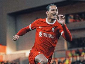 فان دايك لاعب نادي ليفربول الإنجليزي