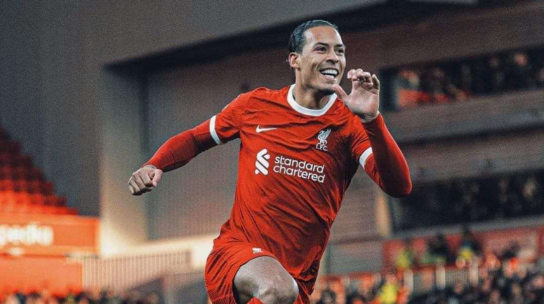 فان دايك لاعب نادي ليفربول الإنجليزي