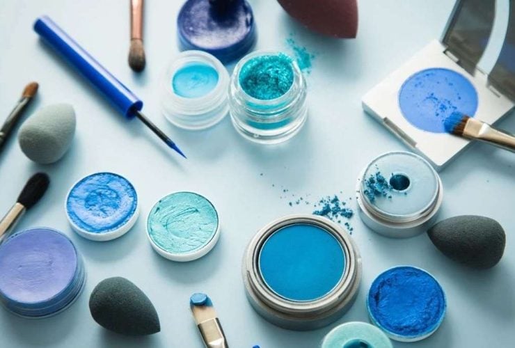 ظلال الجفون الزرقاء لعيون ساحرة تأسر الألباب