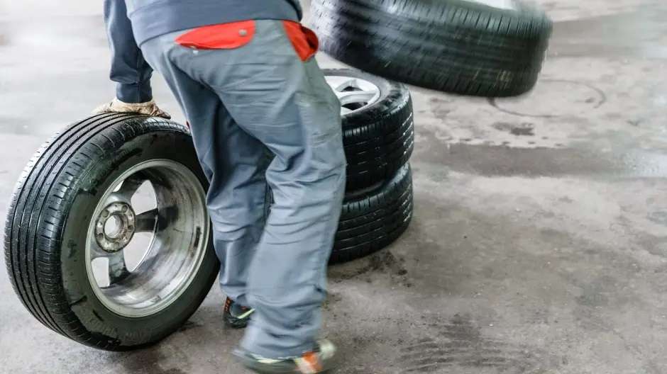 تغيير إطارات السيارة