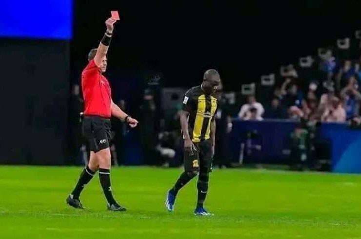 طرد نجولو كانتي في مباراة الاتحاد ضد الهلال