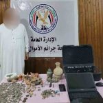 رجل الأعمال بحوزته القطع الأثرية