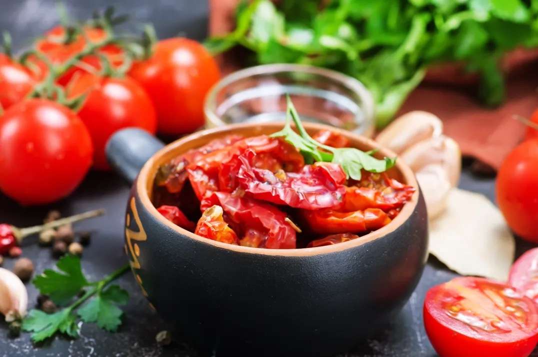 طريقة عمل البندورة المجففة