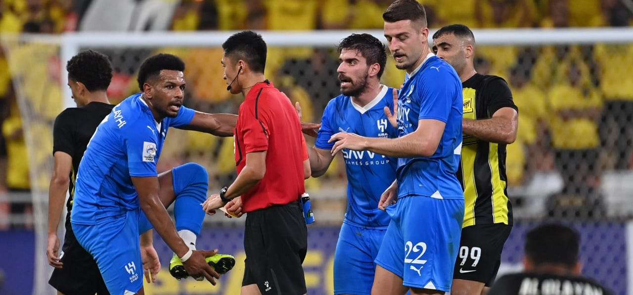 مشادة بين علي البليهي وحمد الله في قمة الاتحاد والهلال بدوري أبطال آسيا