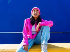 الوردي.. لون الموضة النسائية لربيع/صيف 2024