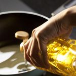 ماذا تفعل في حالة تعرض العين لتطاير الزيت الساخن؟