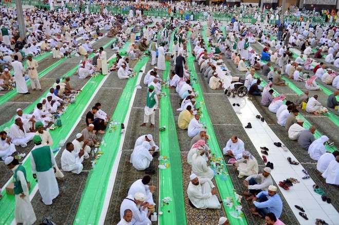 أكبر سفرة رمضانية في مكة المكرمة