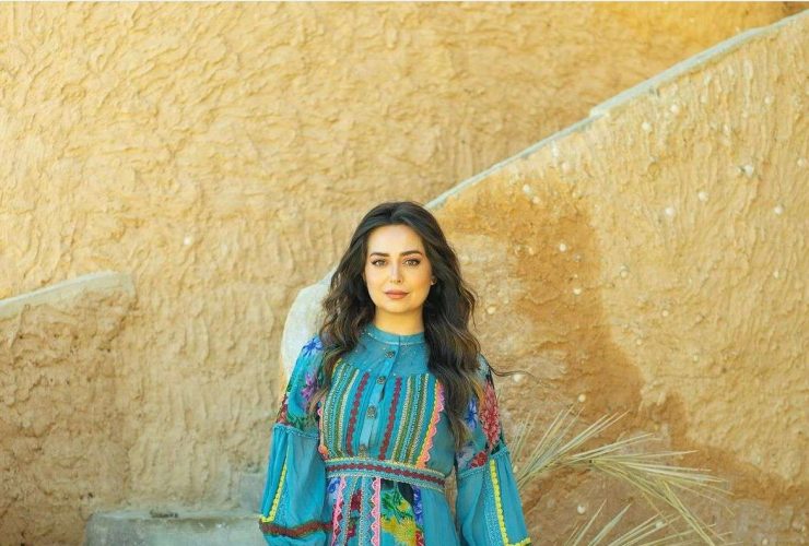 مستوحية من النجمات.. موديلات محتشمة باللون الأزرق لإطلالة العيد 2024