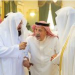 "السديس" و"المعيقلي" يُقبّلان يد خطاط المصحف عثمان طه